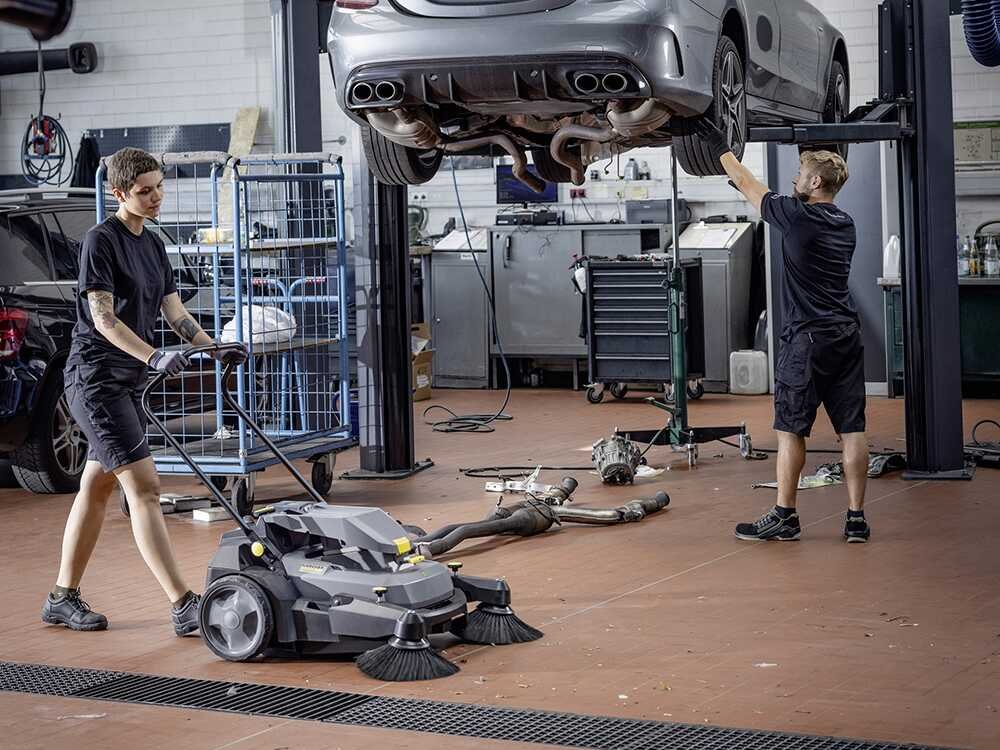 karcher km 70/30 c bp 2sb balayeuse à batteries avec bac de ramassage sans batterie ni chargeur karcher km 70/30 c bp 2sb balayeuse à batteries avec bac de ramassage sans batterie ni chargeur