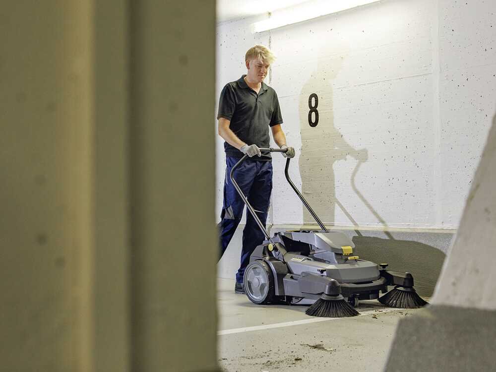 karcher km 70/30 c bp 2sb balayeuse à batteries avec bac de ramassage sans batterie ni chargeur karcher km 70/30 c bp 2sb balayeuse à batteries avec bac de ramassage sans batterie ni chargeur